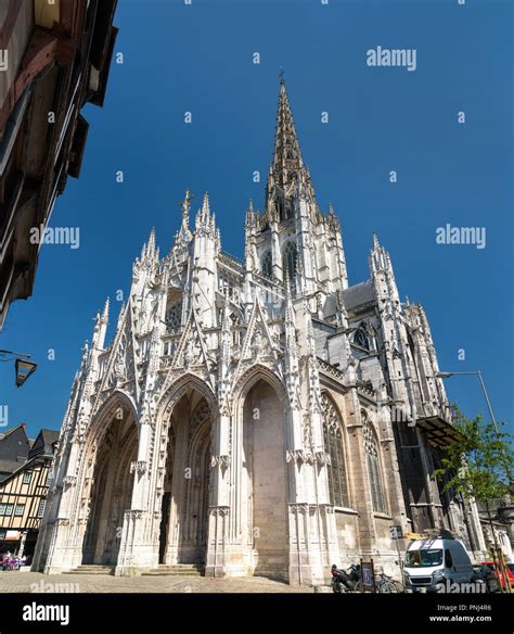 Guglia della Chiesa di Saint-Maclou che si erge nel cielo di Rouen