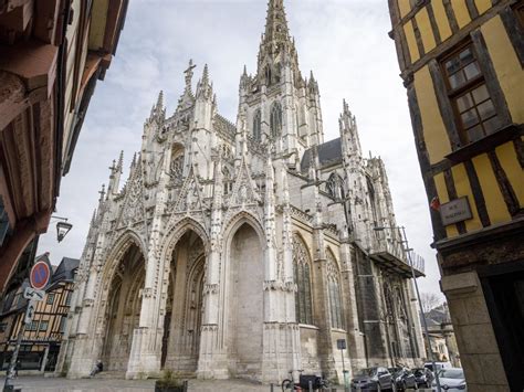 Cortile dell'Aître Saint-Maclou con edifici a graticcio e sculture macabre
