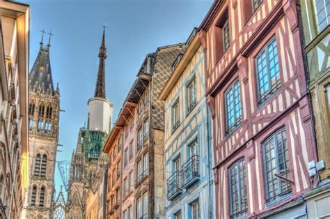 Veduta aerea del centro storico di Rouen con case a graticcio e la Chiesa di Saint-Maclou