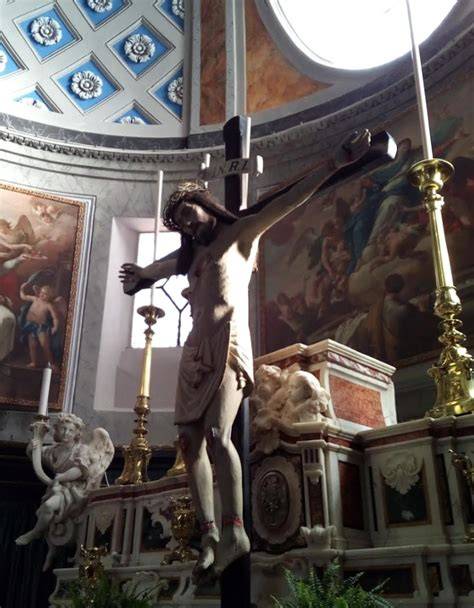 Crocifisso antico sopra un altare in marmo