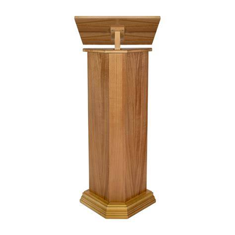 Ambone in legno intagliato in una chiesa antica