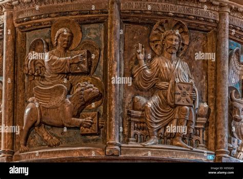 Dettaglio di un ambone con simboli degli evangelisti