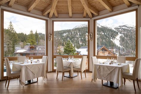 Interni moderni di un hotel a Madonna di Campiglio con vista sulle montagne