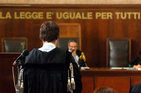 Scena generica di tribunale o indagine giudiziaria