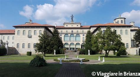 Immagine della facciata esterna di Villa Sacro Cuore, che mostra la sua architettura semplice e accogliente immersa nel verde.