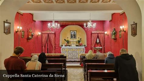 Interno della Cappella Santa Caterina da Siena a Roma con dettagli dei dipinti e dell'altare