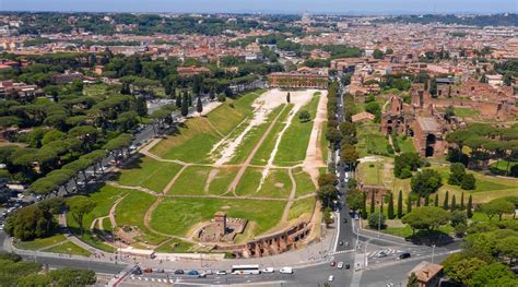 fotografia del Circo Massimo durante un evento religioso