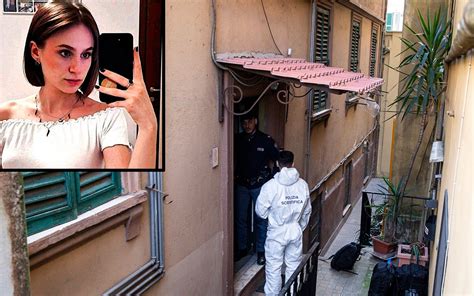 Illustrazione di Emma, una ragazza adolescente con un'espressione inizialmente scontrosa ma con uno sguardo che suggerisce profondità emotiva.