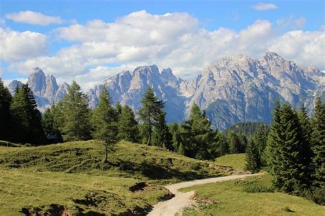 Panorama dell'altopiano di Pian dei Buoi con le Dolomiti
