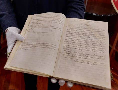 Registro parrocchiale antico con scritte a mano