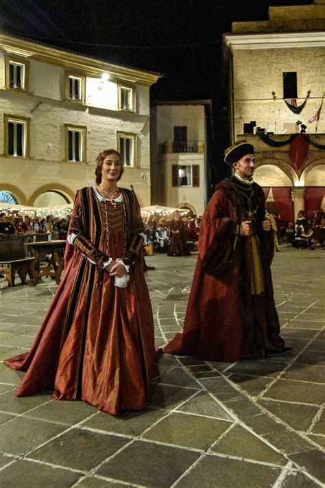 Corteo storico con figuranti in abiti d'epoca a Vittoria