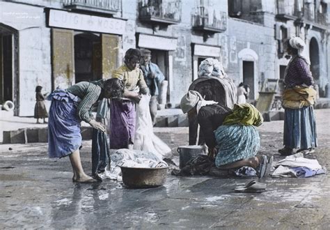 illustrazione di una scena di vita popolare ennese con donne che conversano