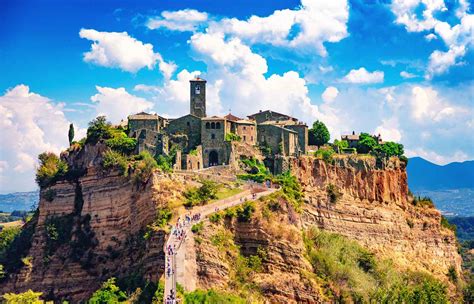 paesaggio tufaceo della Tuscia con borghi arroccati