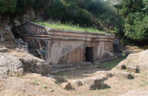 interni della Tomba del Dado, necropoli della Peschiera, Tuscania