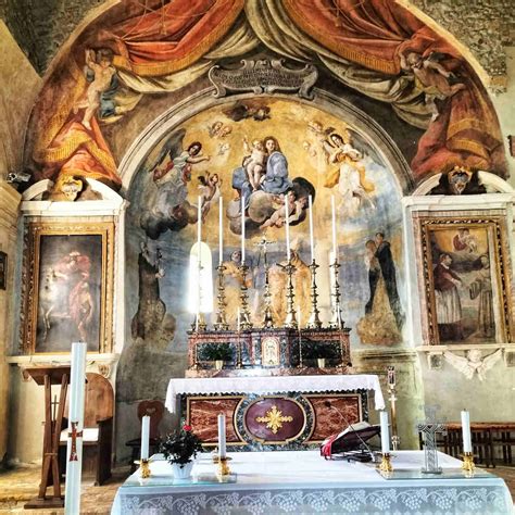 disposizione di ceri liturgici sull'altare di una chiesa