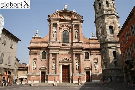 Il campanile ottagonale incompiuto della Basilica di San Prospero