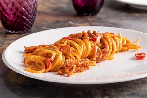 Piatto di pasta fresca o scena di convivialità durante una festa parrocchiale