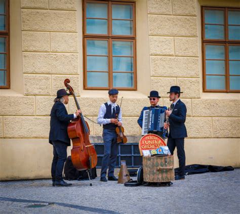Band che suona rock cantautorale in un contesto di festa