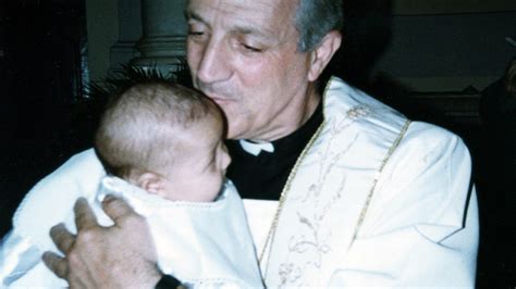 Foto d'archivio di don Tonino Bello durante le sue visite pastorali tra la gente
