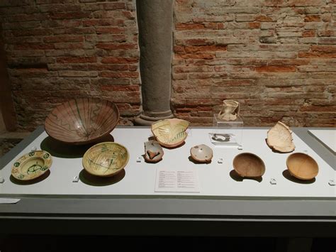 Ricostruzione di abitazioni daune o reperti archeologici di Tiati