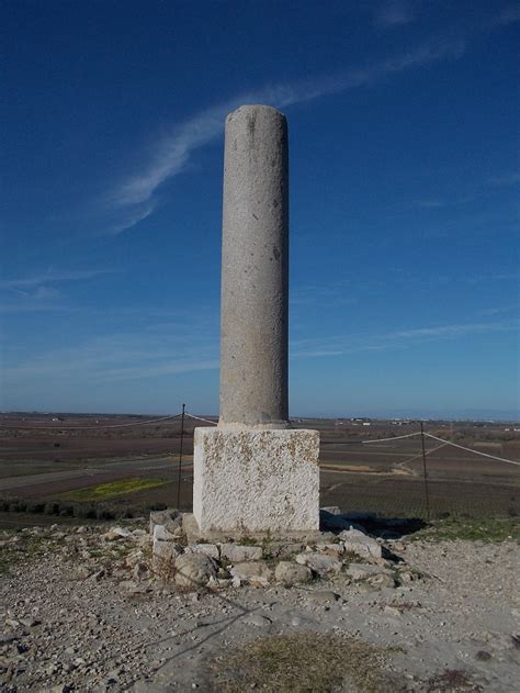 Colonna commemorativa della Battaglia del Metauro nei giardini pubblici di San Paolo di Civitate
