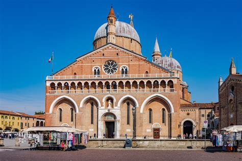 Facciata della Chiesa di Sant'Antonio da Padova e parte del convento