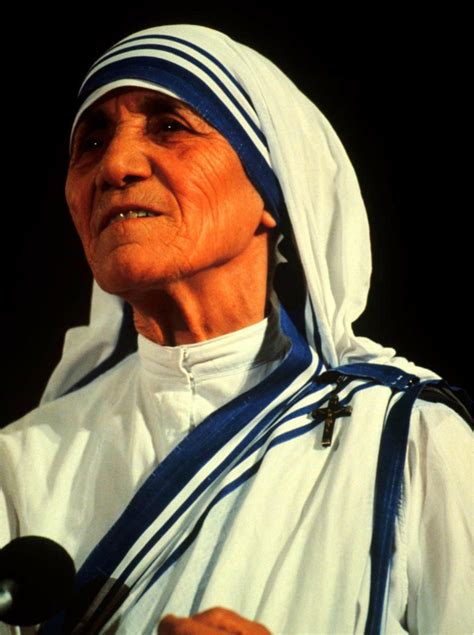 Madre Teresa nel sari bianco bordato di blu, simbolo delle Missionarie della Carità