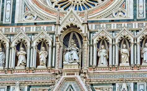 Dettaglio dell'architettura della Cattedrale, con elementi romanici e barocchi
