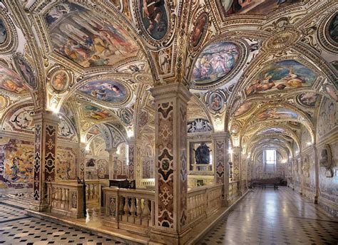 Interno della Cripta della Cattedrale di Salerno con gli affreschi e le decorazioni barocche