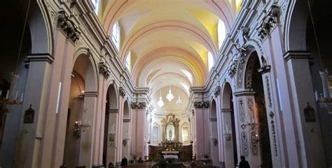 Interno della Basilica di San Pellegrino Laziosi a Forlì, con dettagli artistici e reliquie