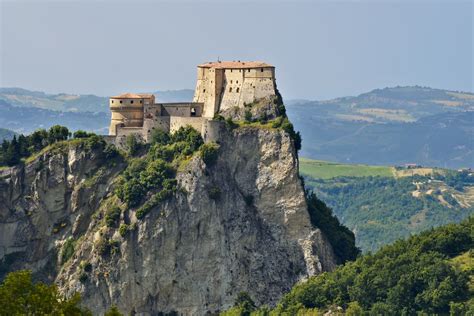 Panoramica del borgo di San Leo con la rocca e la pieve