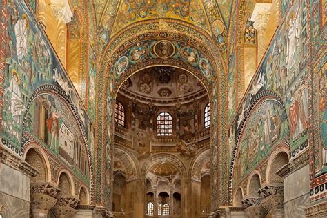 Interno della Basilica di San Vitale a Ravenna con i mosaici