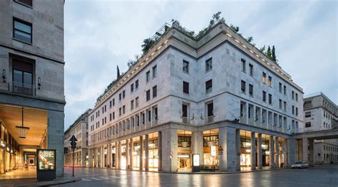 Cortile interno del Palazzo San Carlo con giardino e loggiato