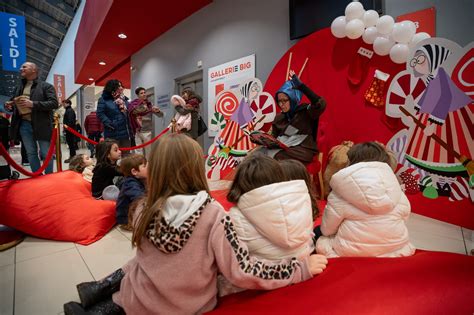 Bambini che partecipano a un gioco organizzato da un animatore durante una festa