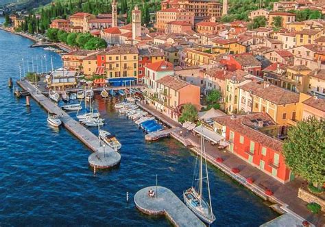 Veduta panoramica di Castelletto di Brenzone sul Lago di Garda, con riferimento storico.