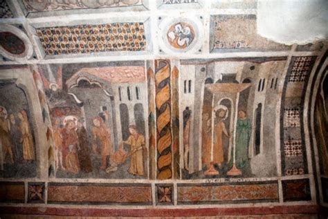 Affresco medievale raffigurante un'opera di misericordia dalla cripta di Sant'Angelo in Grotte