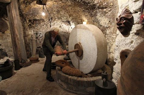 Interno di un frantoio ipogeo con macchinari antichi