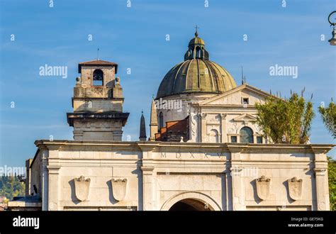 Facciata della Chiesa di San Giorgio in Braida con statue