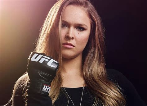 Ronda Rousey in posa, foto promozionale