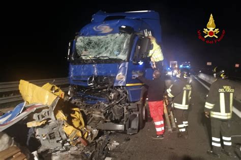 Ricostruzione schematica di un incidente stradale notturno tra uno scooter e un taxi all'incrocio