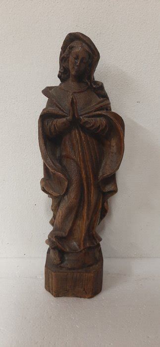 illustrazione di una Madonna in preghiera, stile scultura in legno