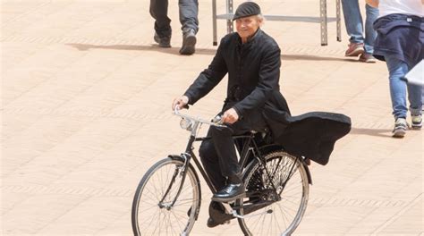 Foto di Don Matteo (Terence Hill) in bicicletta per le vie di Gubbio