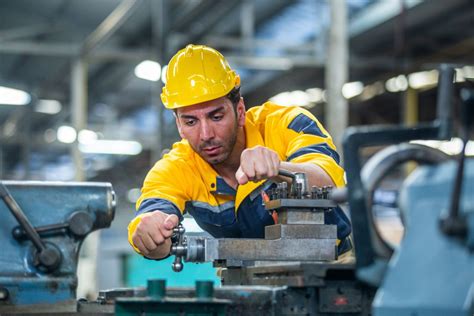 foto di un operaio al lavoro