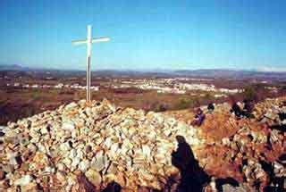 Il sentiero del Podbrdo (Collina delle Apparizioni) a Medjugorje, con le tavole di bronzo raffiguranti i misteri del Rosario.