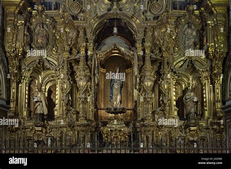 Foto di un retablo barocco spagnolo che sovrasta un altare
