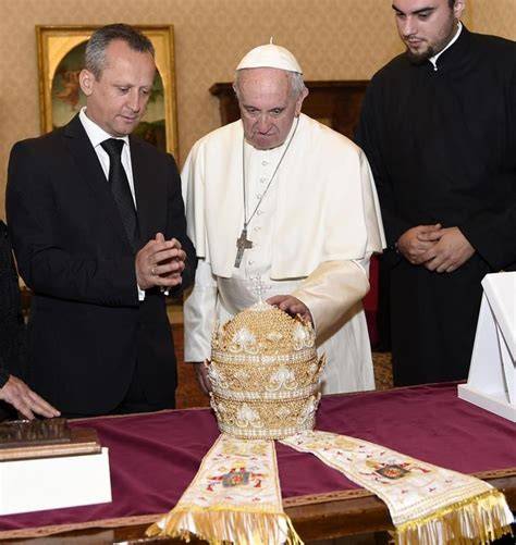 Benedetto XVI con tiara e paramenti pontificali