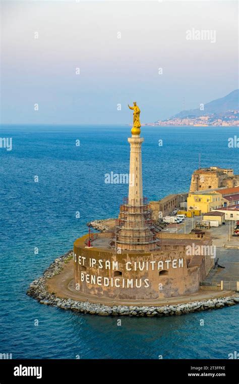 statua della Madonna della Lettera sulla stele votiva nel porto di Messina
