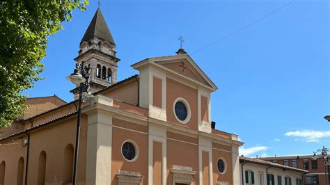 Veduta frontale della facciata della Chiesa di Santa Maria Assunta a Pontoglio con il sagrato antistante
