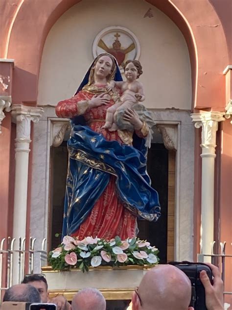 Foto ravvicinata della pala d'altare restaurata o della statua della Madonna delle Grazie
