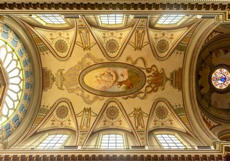 Interno della Chiesa dell'Immacolata Concezione con l'altare del XVII secolo e le immagini sacre